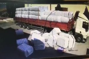 TIR'dan devrilen pamuk balyalarının altında kalıp ağır yaralandı