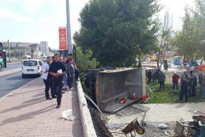Kayseri'de freni patlayan kamyon yan yattı