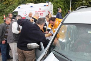 İnebolu'da köprü girişinde iki araç çarpıştı