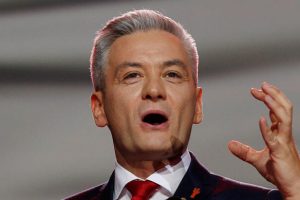Polonya'da parti lideri, yanan araçtaki bebek ve babasını kurtardı