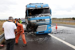 Lastiği patlayan TIR yandı