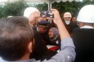 Bursa şehidine ağlıyor... ''Hakkını bize helal et oğlum''