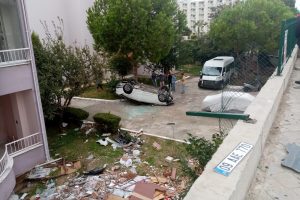 Otomobil sitenin bahçesine uçtu