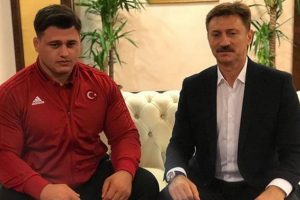 Dünya Şampiyonu Rıza Kayaalp'in adı spor salonuna verildi