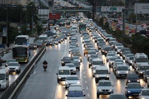 İstanbul'da yağmur trafiği felç etti