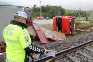 Yük treni kamyonete çarptı