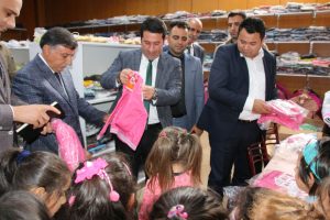 Varto'da 7 bin öğrenciye giyim yardımı