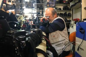 Protez kollu usta, 40 yıldır kamera ve fotoğraf makinesi tamir ediyor