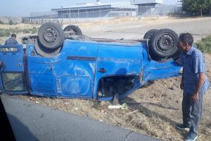 Diyarbakır'da kontrolden çıkan araç takla attı