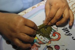 Kanser hastası kadın sardığı sarmalarla öğrencilere burs veriyor