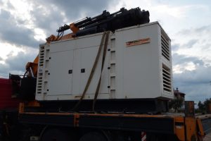 6 tonluk jeneratörü vince yükleyip çaldılar