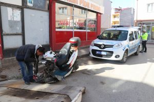 Kaza yapınca motosikleti bırakıp kaçtı