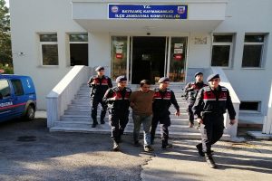 Cezaevi firarisi çatıda yakalandı