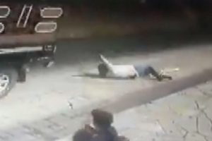 Yol yapmayan belediye başkanını yolda sürüklediler