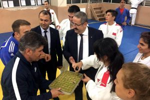 Milli judoculara baklavalı uğurlama