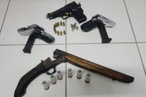 Manisa'da durdurulan bir araçtan bir çok silah çıktı