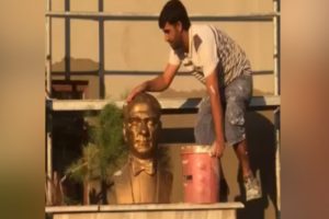 Atatürk büstünü elleriyle yıkadı