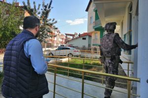Pompalı tüfekle rastgele ateş açan şahıs polisi alarma geçirdi