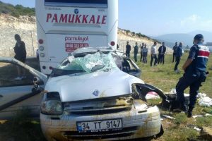 Yolcu otobüsü ile çarpışan otomobildeki çift yaralandı