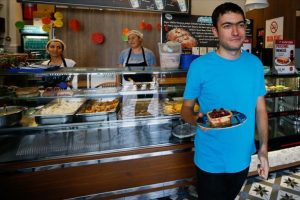Otizmli genç mücadeleci ruhuyla örnek oluyor