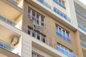 Suriye'den atılan roket, Nusaybin'de binaya isabet etti