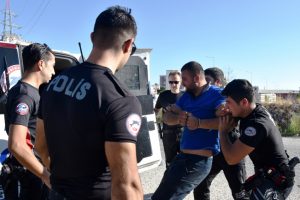 Kovalamacada yakalandı emniyete gitmemek için polise yalvardı
