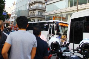 İntihar girişimini izleyen meraklı kalabalık yüzünden yol trafiğe kapandı