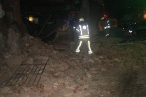 Beyoğlu'nda tek katlı metruk bina çöktü