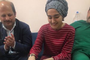 48 gün kaldığı hastaneye pasta keserek veda etti