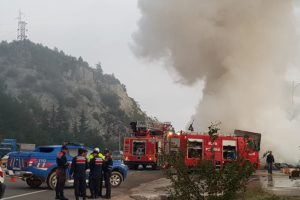 Seyir halindeki tekstil malzemesi yüklü tır yandı