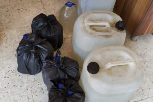 Kaçak içki imalathanesine baskın düzenlendi