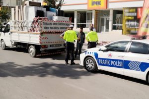 Kamyonet kasasına asılarak ilerledi