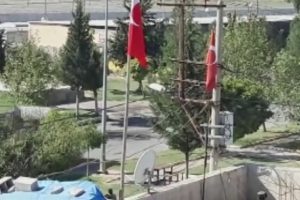 Suriye sınırında zırhlı araçla mehteranlı devriye