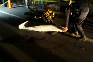 Motosiklet çarptı otomobilin altında kaldı