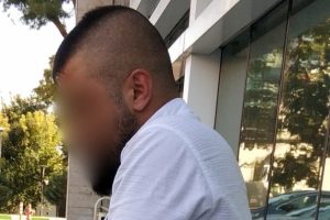 Yaptığı kazaya sinirlenip aracına ateş etti