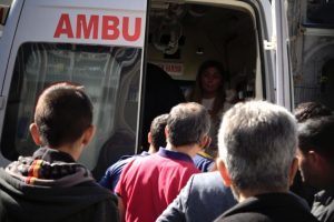 Okula girmek isteyen 2 kişi güvenlik görevlisini darp etti