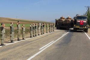 Komandolar silah arkadaşlarını sınır birliklerine uğurladı