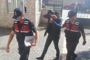 Kubar esrarla yakalanan şahıs adliyeye sevk edildi