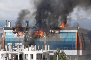 Samandağ'da iş yerlerinin bulunduğu binada yangın