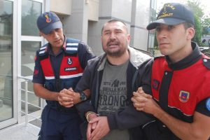 5 yıldır aranıyordu, kadın kıyafetiyle yakalandı