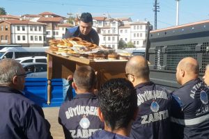 Zabıta operasyonunda tezgahını cami bahçesine sakladı