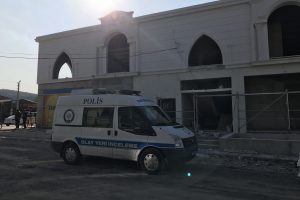 Kavgayı ayırmak istedi bıçaklandı