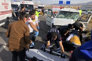 Konya'da iki kamyonet çarpıştı: 8 yaralı