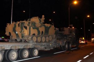 Suriye sınırına tank ve zırhlı araç sevkiyatı