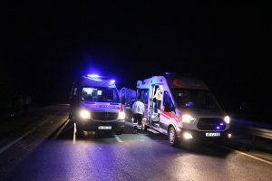 Sucuk yüklü minibüs, TIR'a arkadan çarptı: 4 yaralı