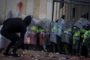 Kolombiya'daki öğrenci protestolarında ortalık savaş alanına döndü
