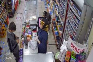 Marketten çikolata ve sigara çalan çocuk hırsız kameraya yakalandı
