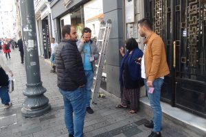 Dilenci kadının yeni kıyafetlerini çıkarıp eskilerini giydiği anlar görüntülendi