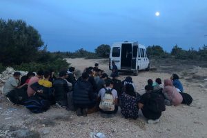 Çeşme'de 56 göçmen yakalandı