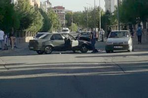 İki otomobil çarpıştı